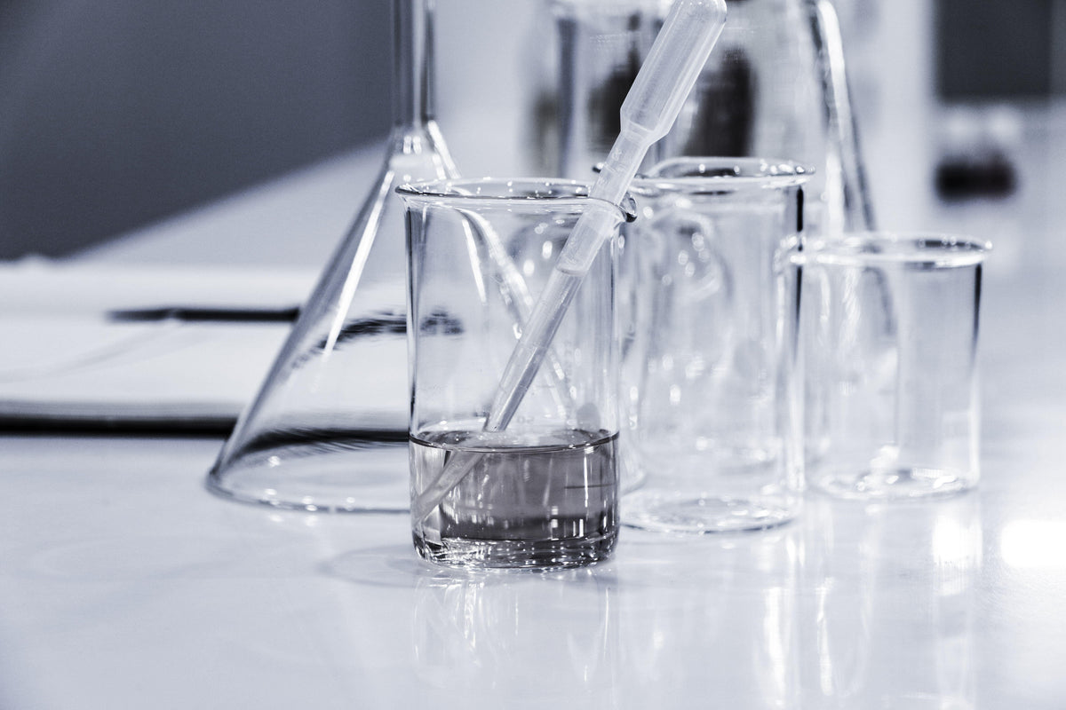 W laboratorium: Dlaczego metody ekstrakcji są ważne – Abbey Essentials