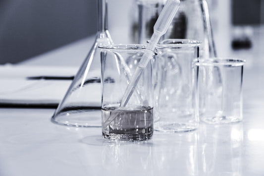 W laboratorium: Dlaczego metody ekstrakcji są ważne – Abbey Essentials